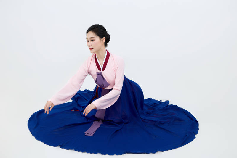 表演中国延边朝鲜族传统舞的美丽舞者图片