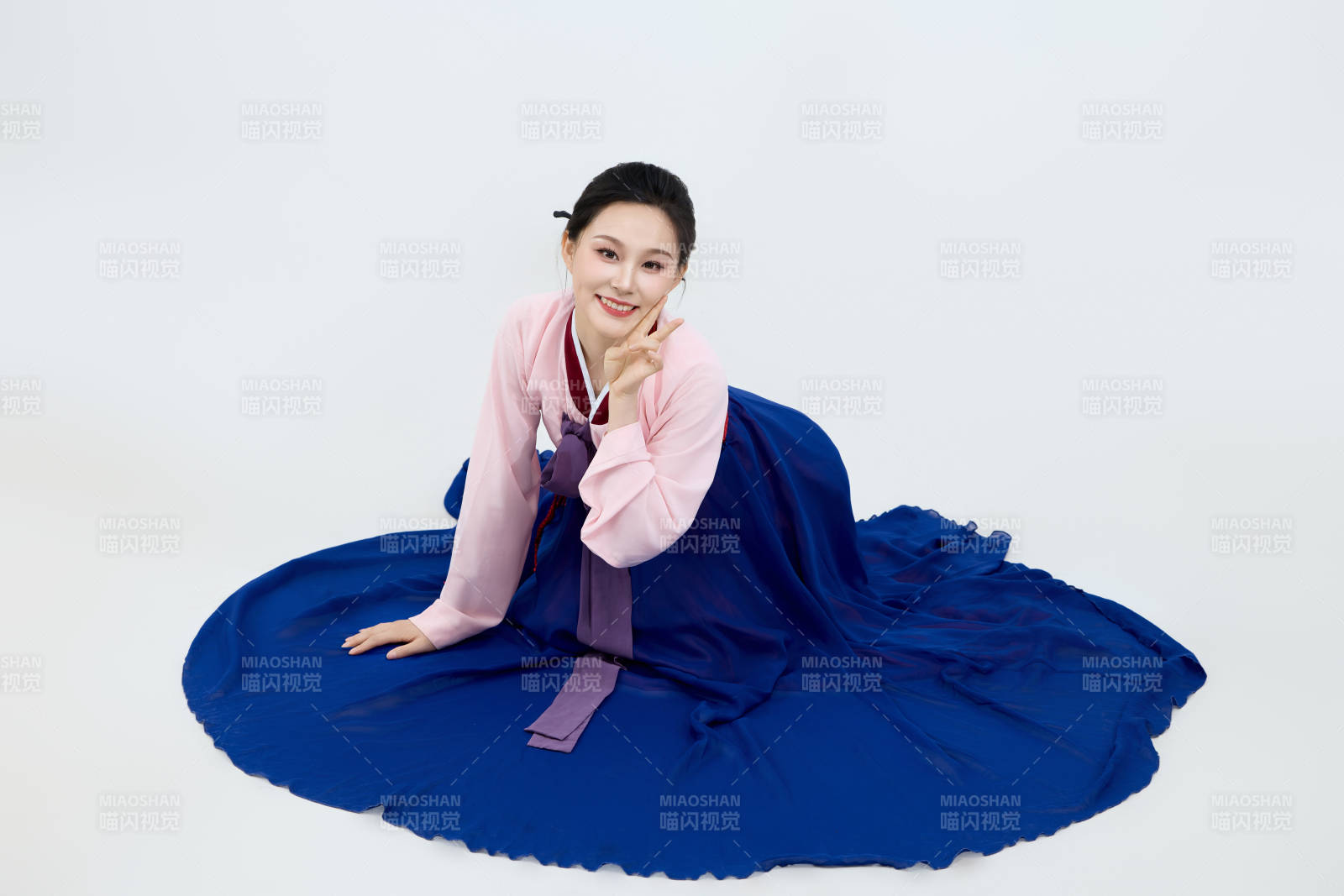 表演中国延边朝鲜族传统舞的美丽舞者图片