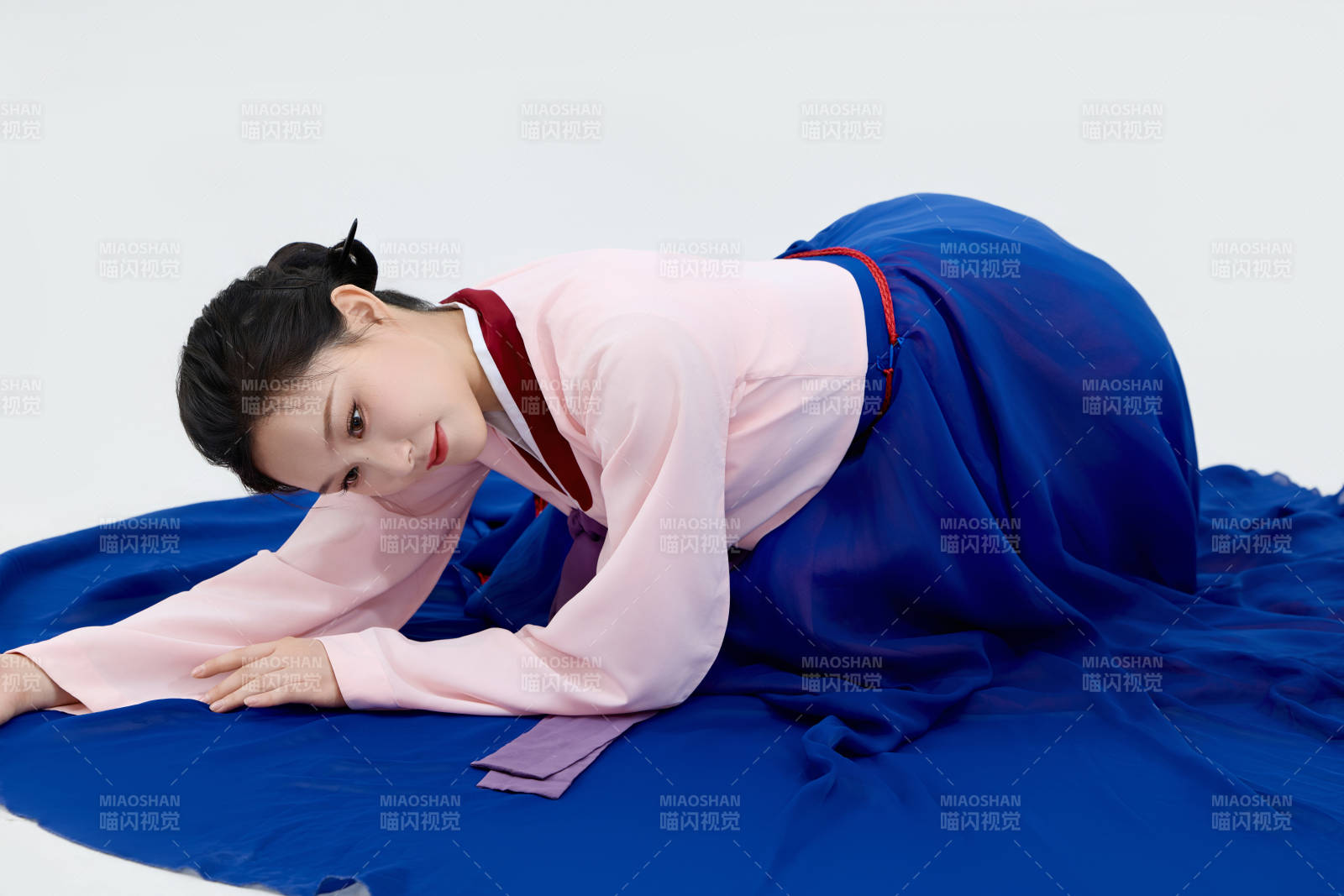 表演中国延边朝鲜族传统舞的美丽舞者图片