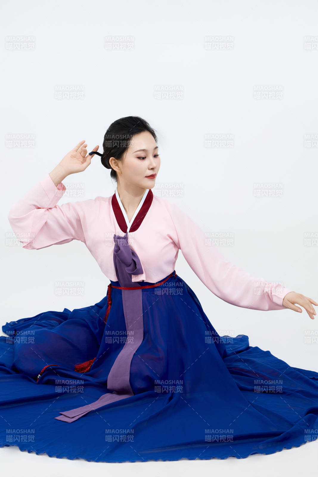 表演中国延边朝鲜族传统舞的美丽舞者图片