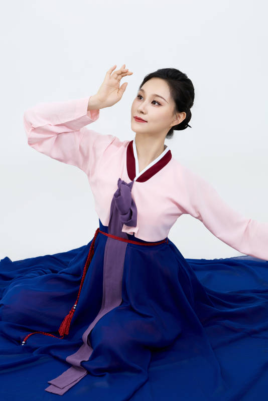 表演中国延边朝鲜族传统舞的美丽舞者图片