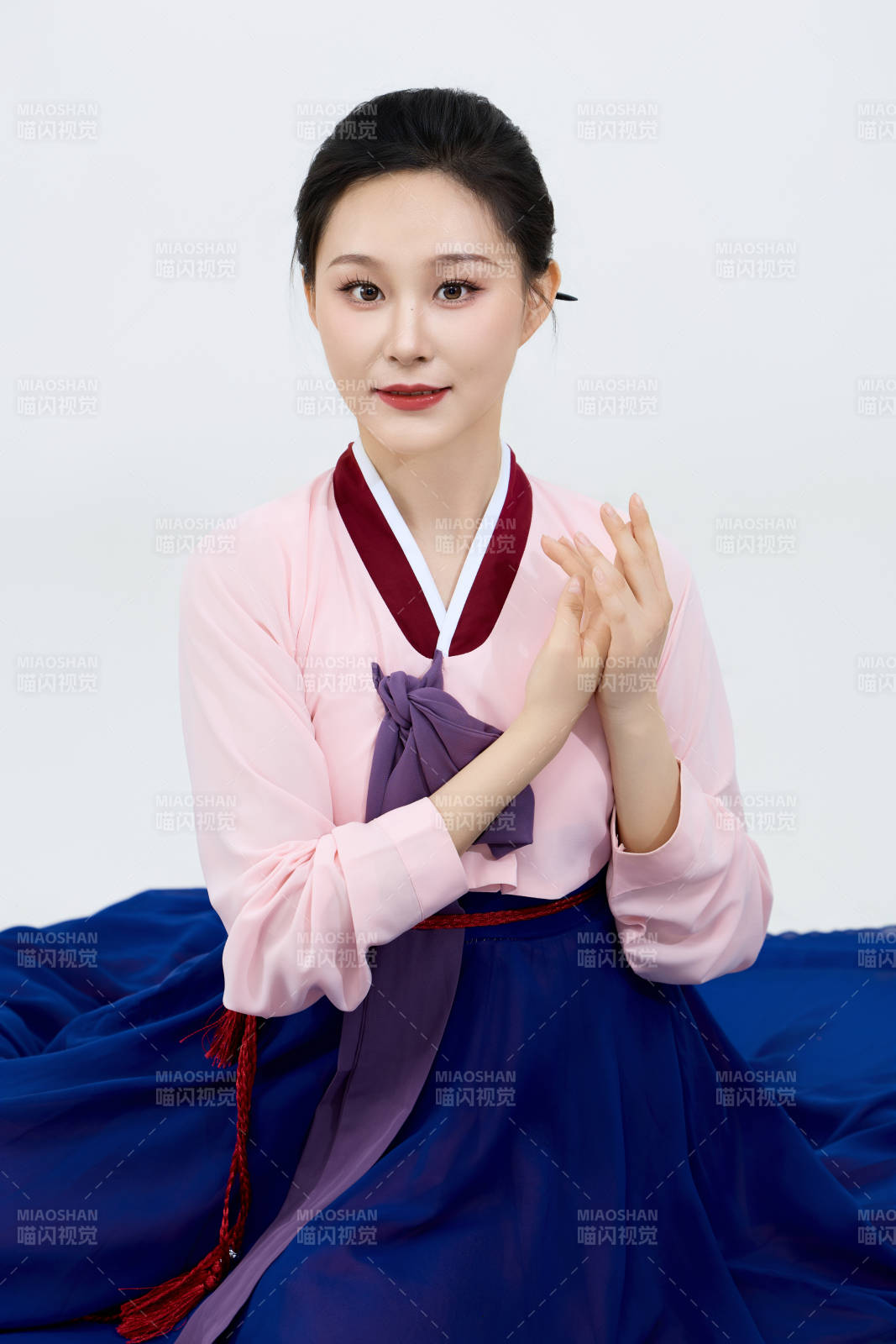 表演中国延边朝鲜族传统舞的美丽舞者图片