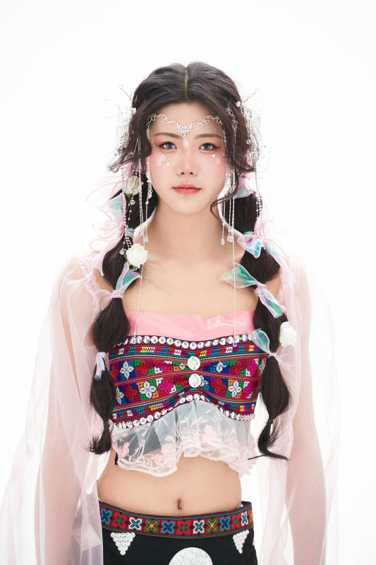 身穿少数民族哈尼族网红族服饰的东方少女图片