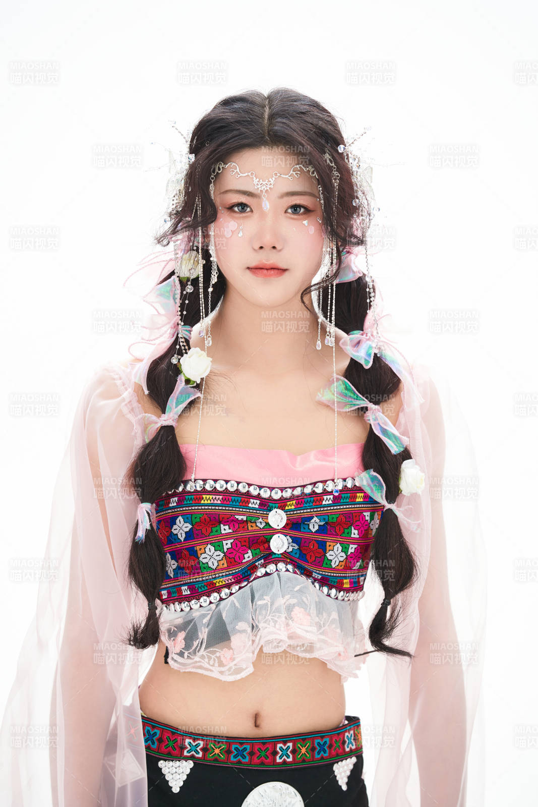 身穿少数民族哈尼族网红族服饰的东方少女图片