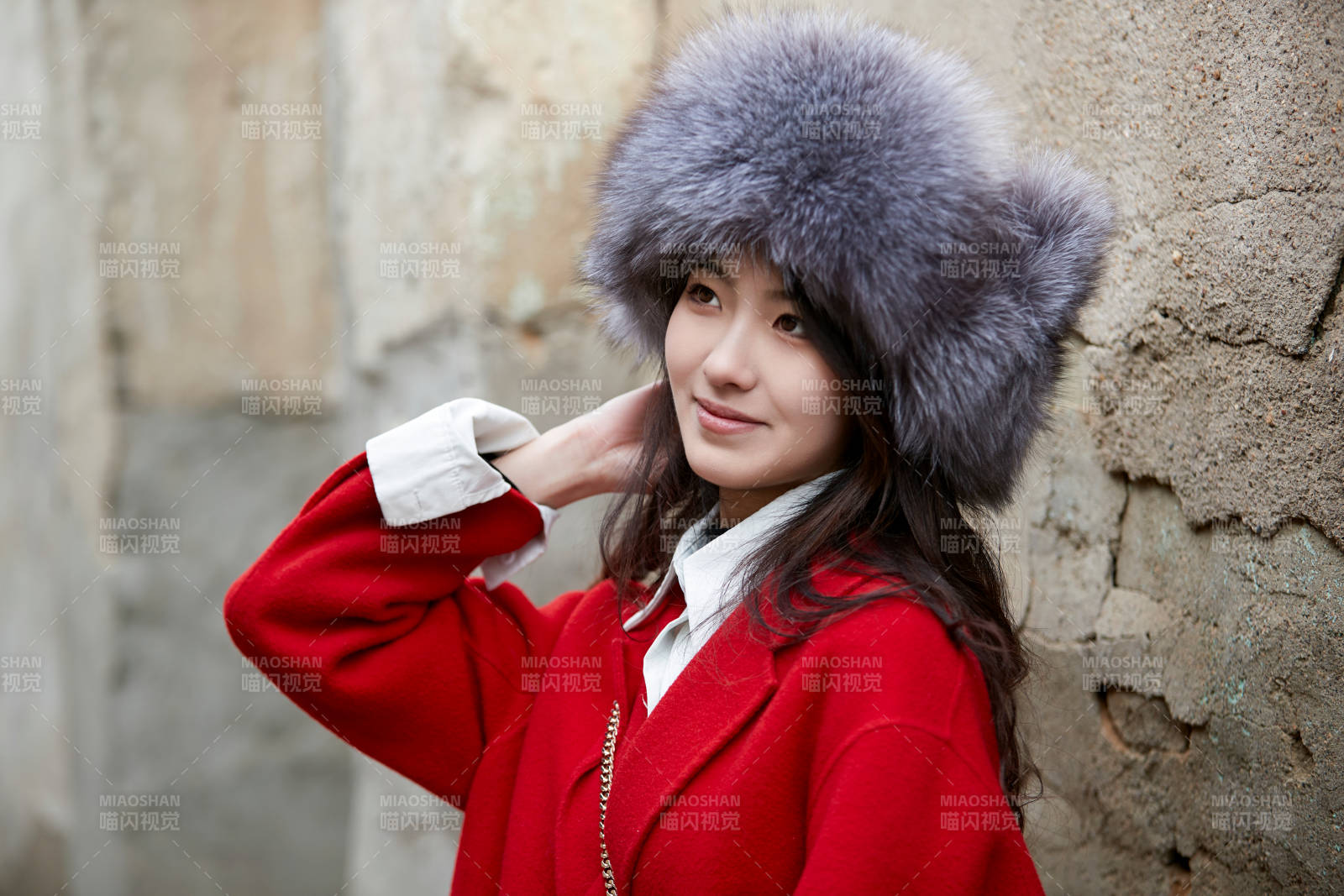 春节在老城古巷穿着喜庆服饰的美丽少女图片