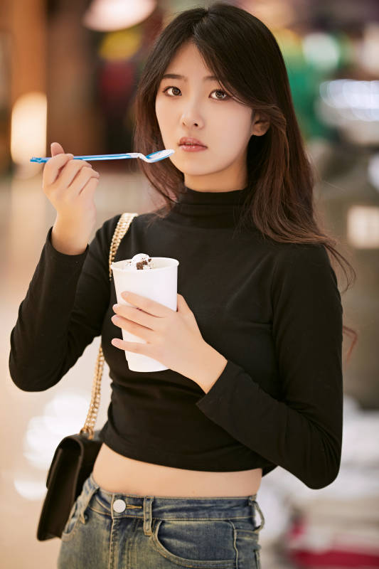 吃着冰欺凌逛商场的亚洲美女图片