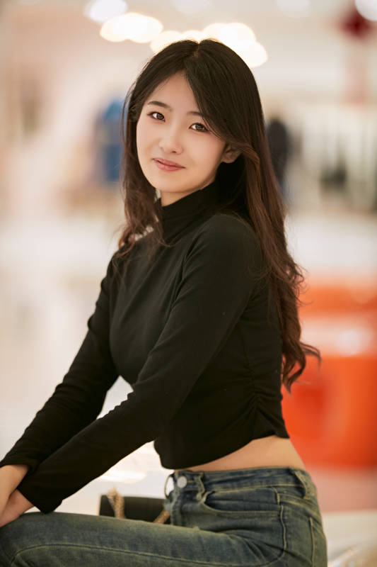 吃着冰欺凌逛商场的亚洲美女图片