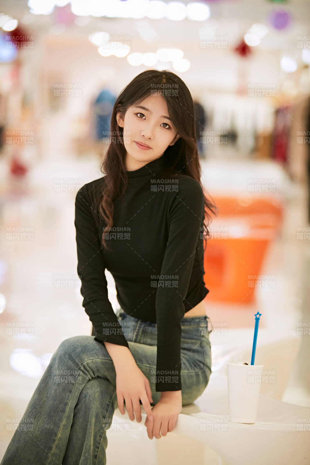 吃着冰欺凌逛商场的亚洲美女图片