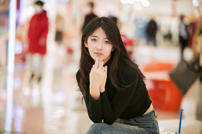 吃着冰欺凌逛商场的亚洲美女图片