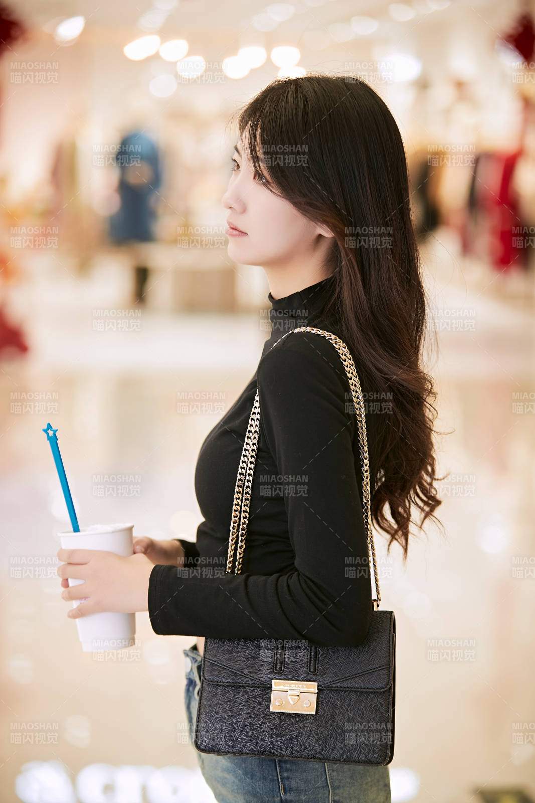 吃着冰欺凌逛商场的亚洲美女图片