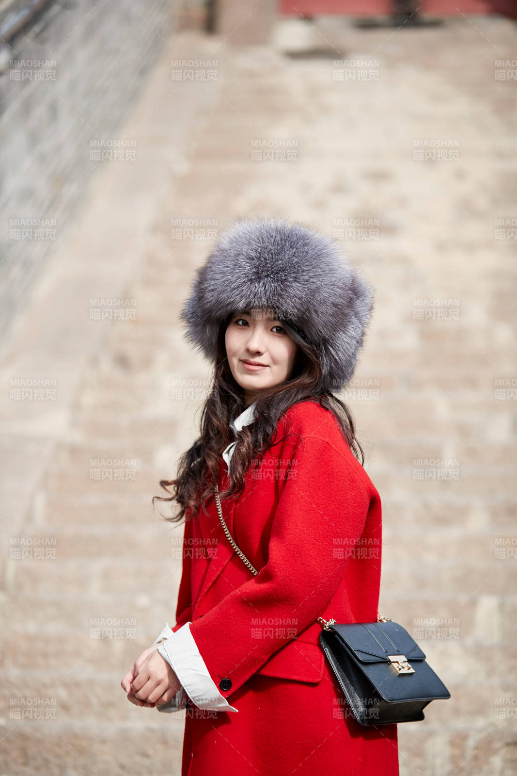 春节在老城古巷穿着喜庆服饰的美丽少女图片