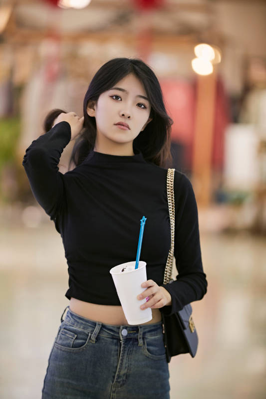 吃着冰欺凌逛商场的亚洲美女图片