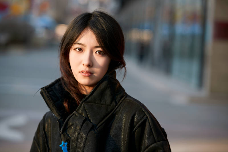 吃着冰欺凌逛商场的亚洲美女图片