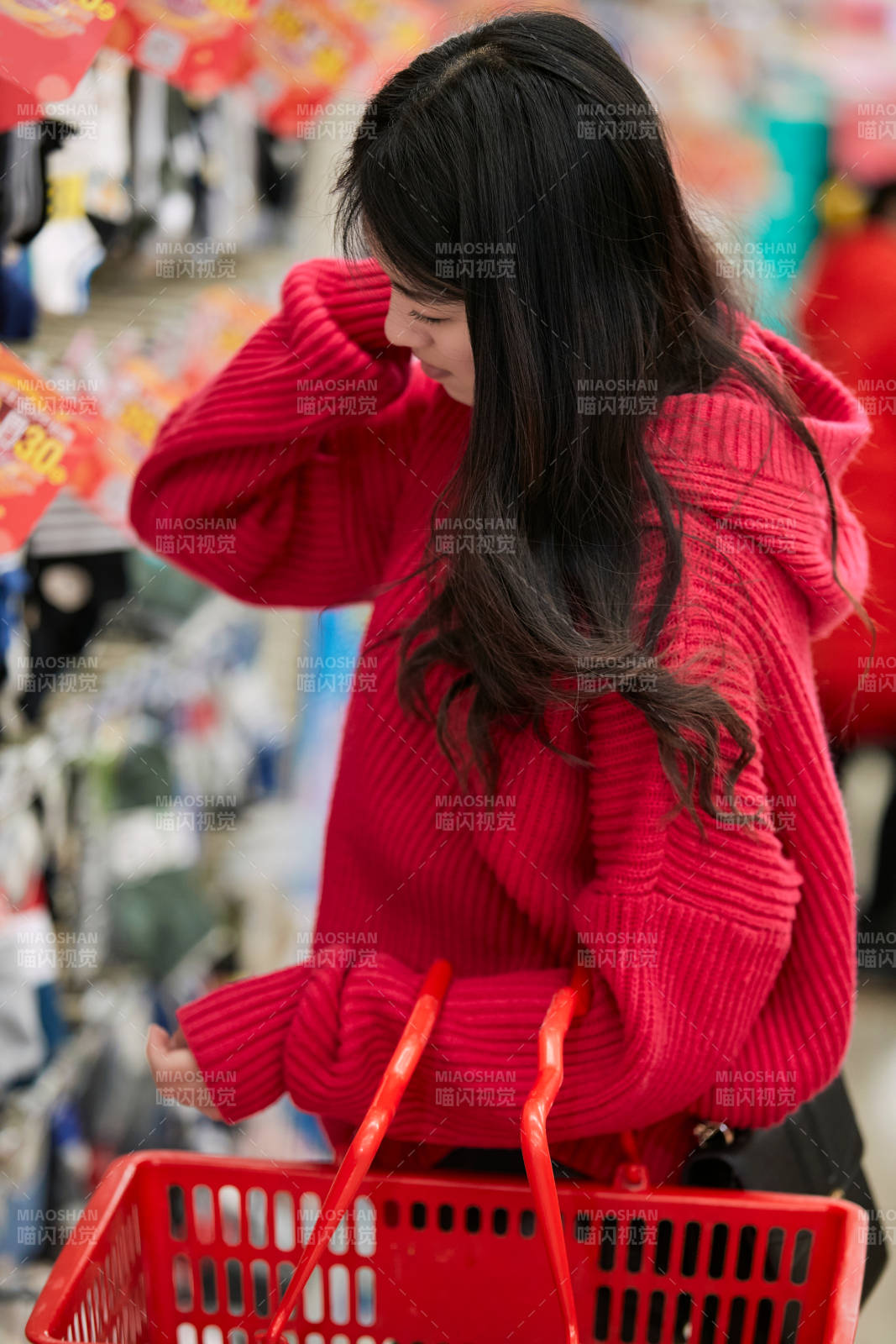 逛超市购物的亚洲美女图片