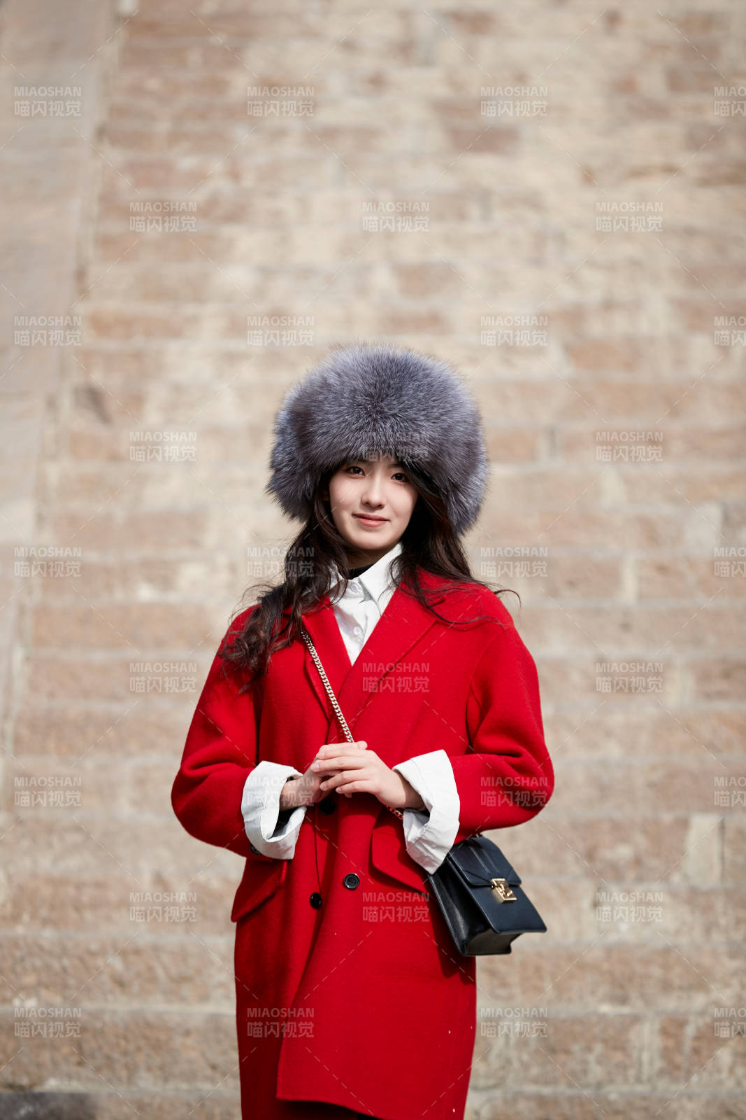 春节在老城古巷穿着喜庆服饰的美丽少女图片