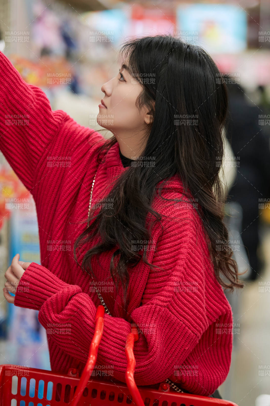 逛超市购物的亚洲美女图片