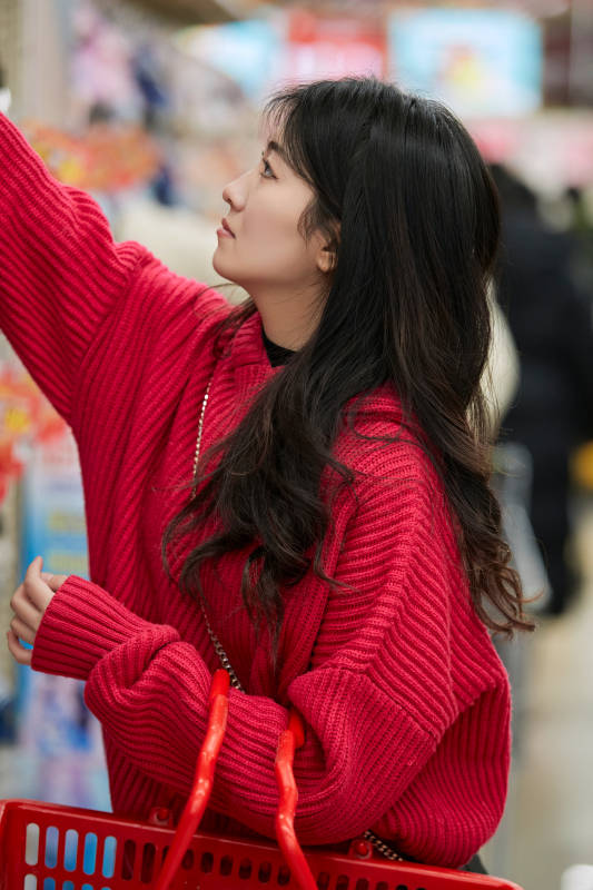 逛超市购物的亚洲美女图片