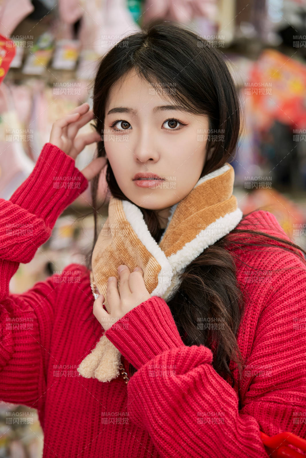 逛超市购物的亚洲美女图片