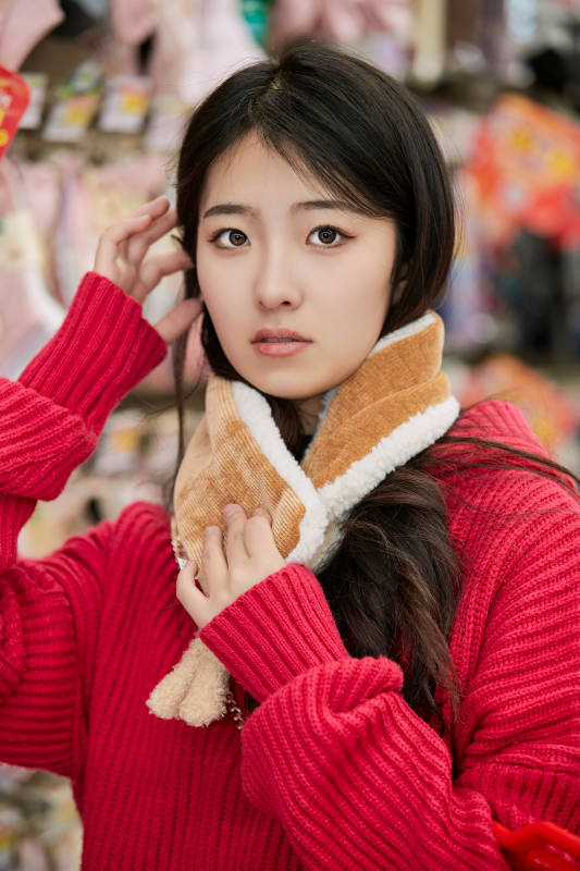 逛超市购物的亚洲美女图片