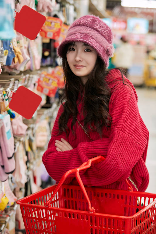 逛超市购物的亚洲美女图片