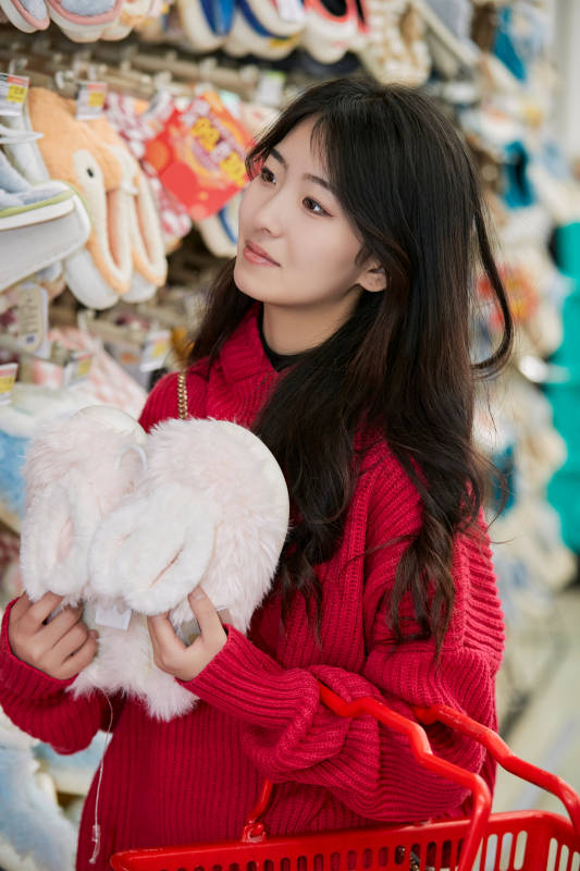 逛超市购物的亚洲美女图片