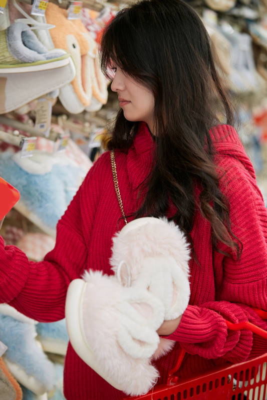 逛超市购物的亚洲美女图片