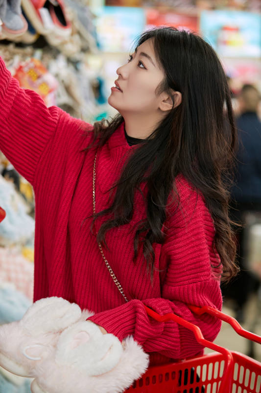 逛超市购物的亚洲美女图片