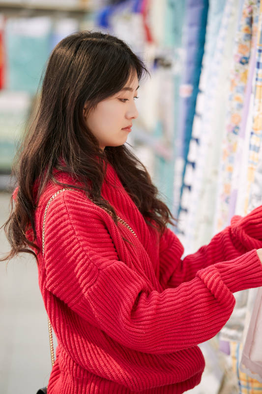 逛超市购物的亚洲美女图片