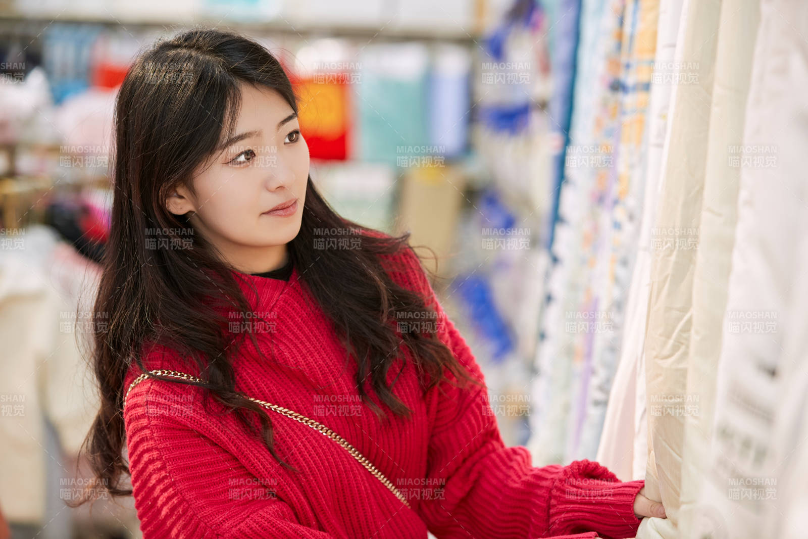 逛超市购物的亚洲美女图片