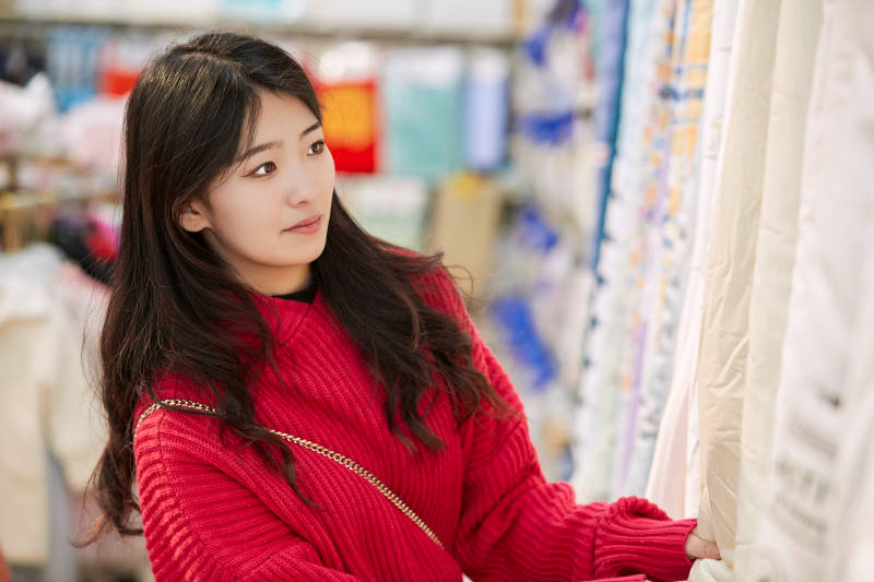 逛超市购物的亚洲美女图片