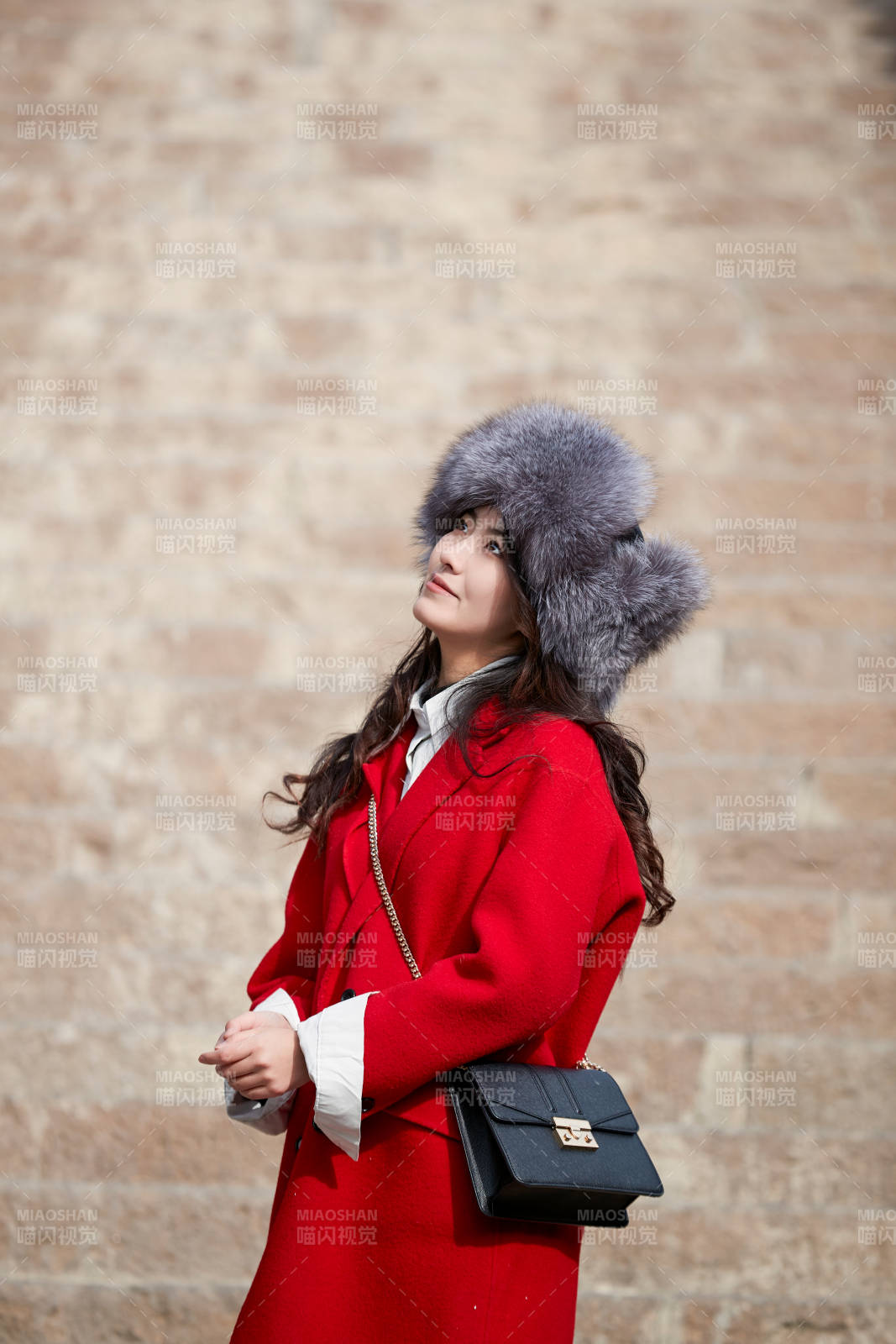 春节在老城古巷穿着喜庆服饰的美丽少女图片