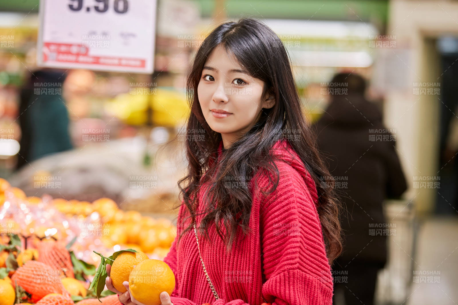 逛超市购物的亚洲美女图片