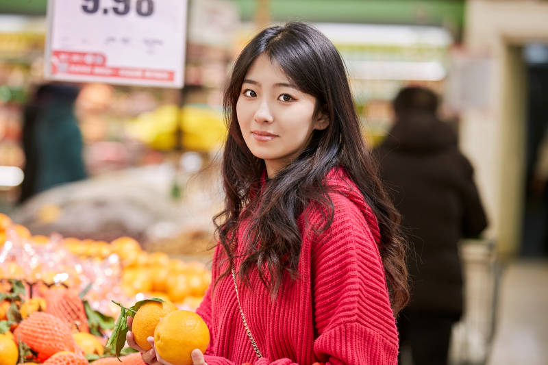 逛超市购物的亚洲美女图片