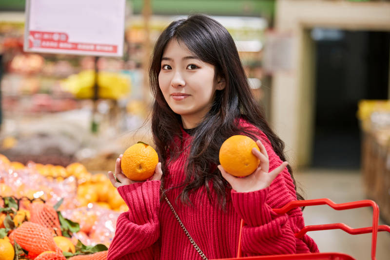 逛超市购物的亚洲美女图片