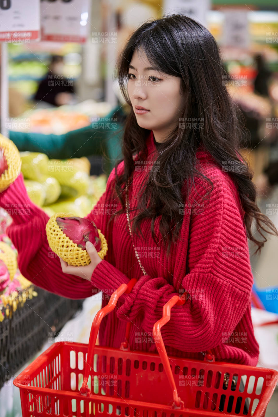 逛超市购物的亚洲美女图片