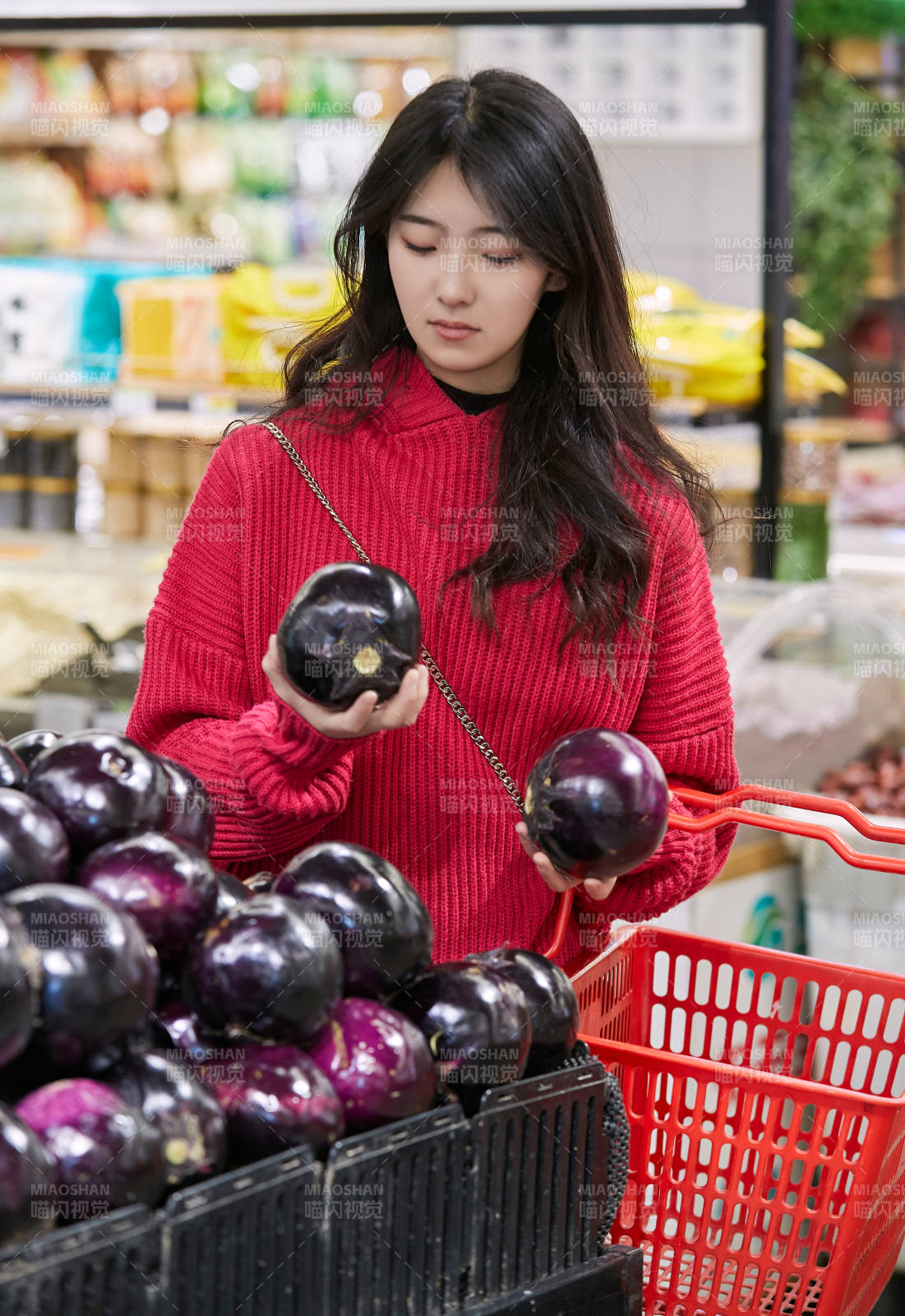 逛超市购物的亚洲美女图片