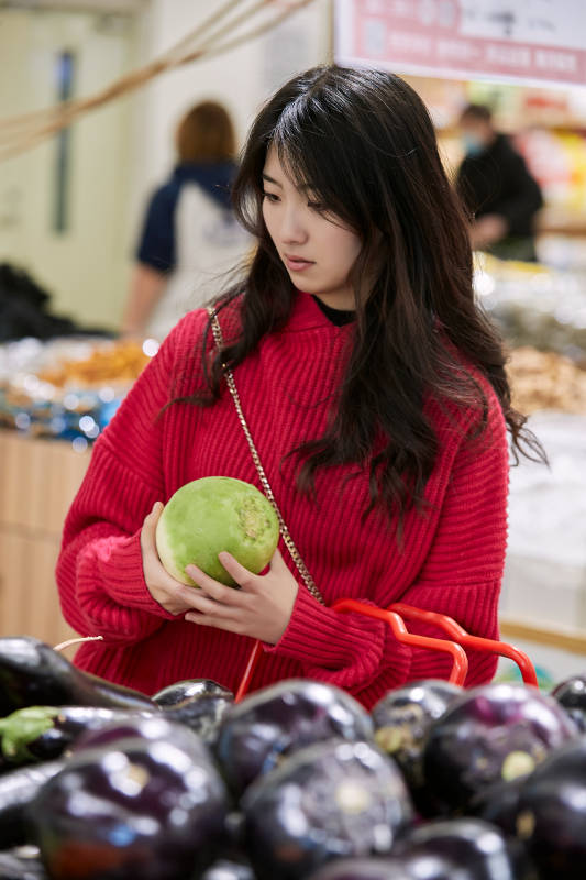 逛超市购物的亚洲美女图片