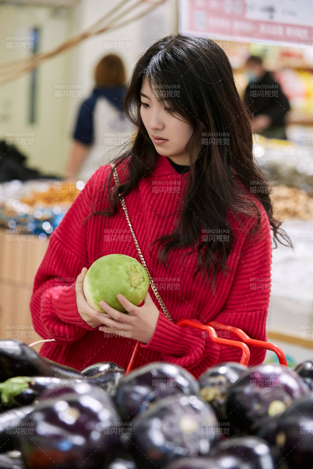 逛超市购物的亚洲美女图片