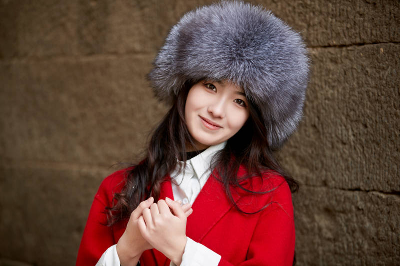 春节在老城古巷穿着喜庆服饰的美丽少女图片