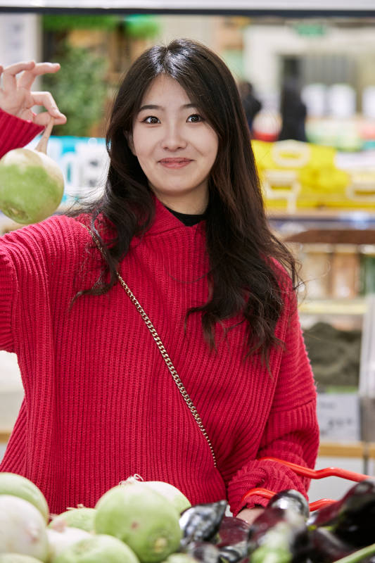 逛超市购物的亚洲美女图片