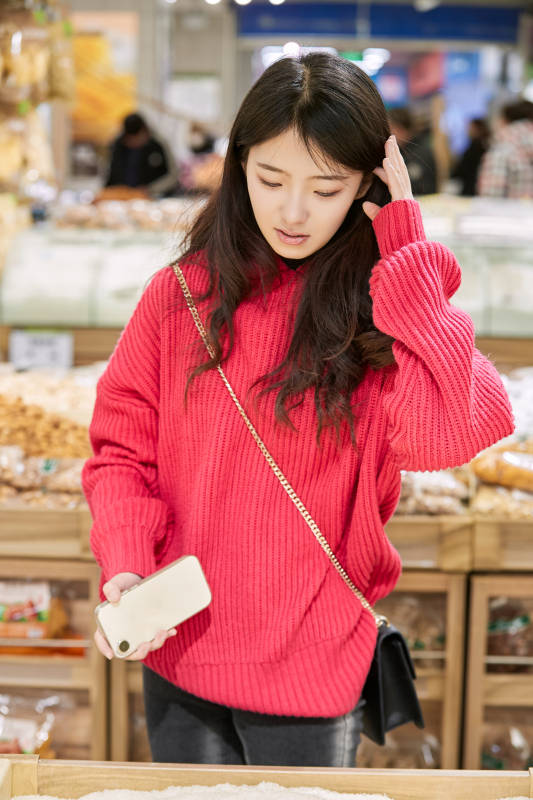 逛超市购物的亚洲美女图片