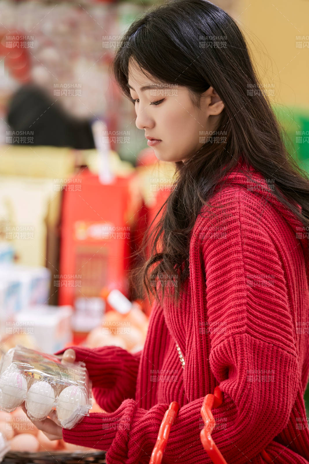 逛超市购物的亚洲美女图片