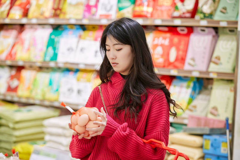 逛超市购物的亚洲美女图片