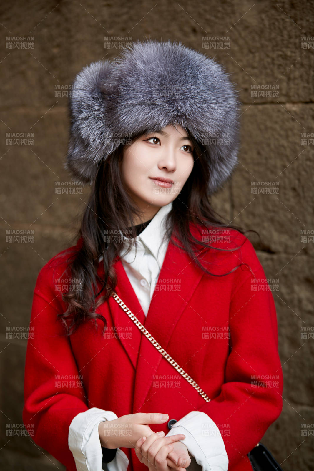 春节在老城古巷穿着喜庆服饰的美丽少女图片