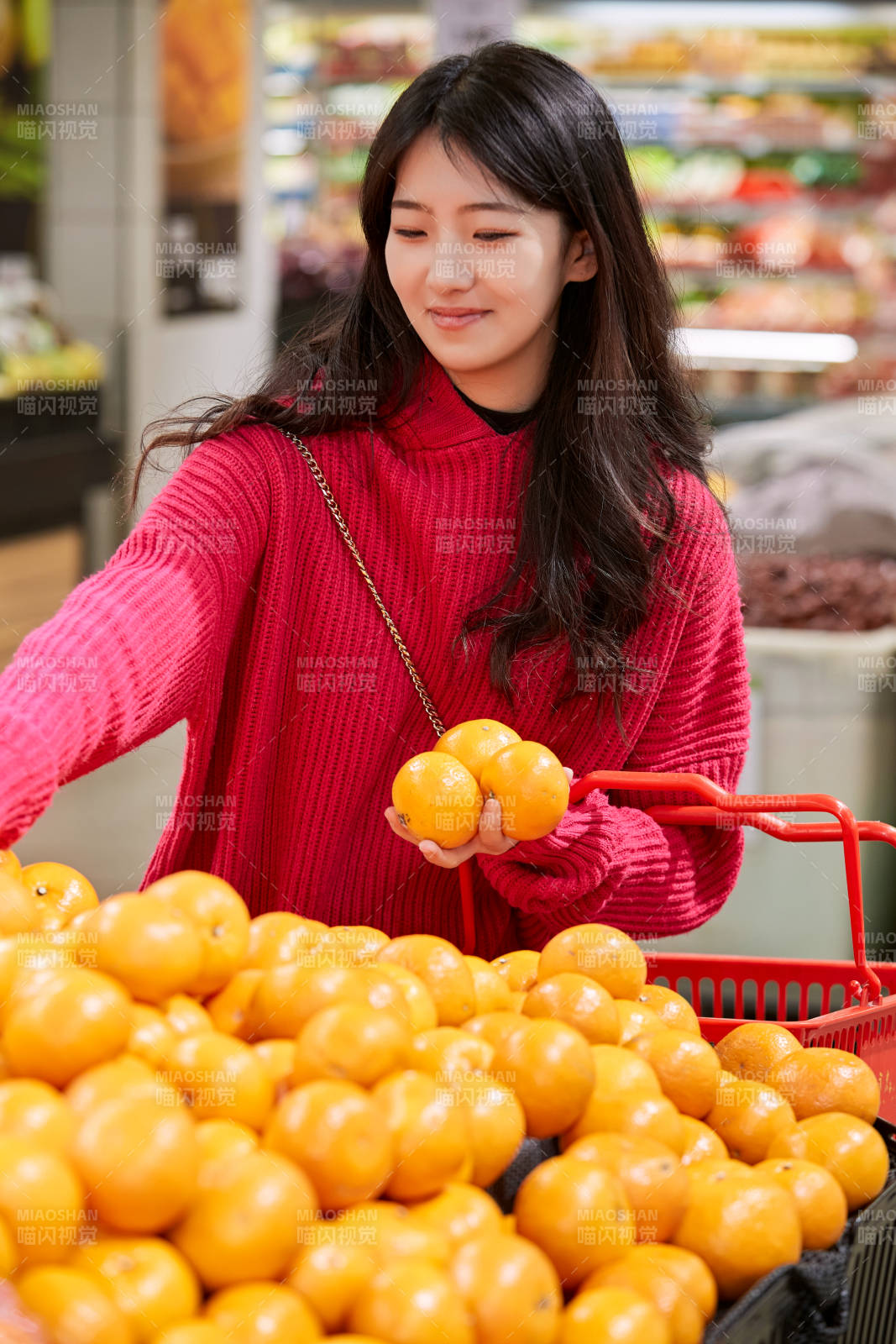 逛超市购物的亚洲美女图片