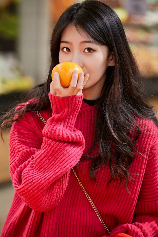 逛超市购物的亚洲美女图片