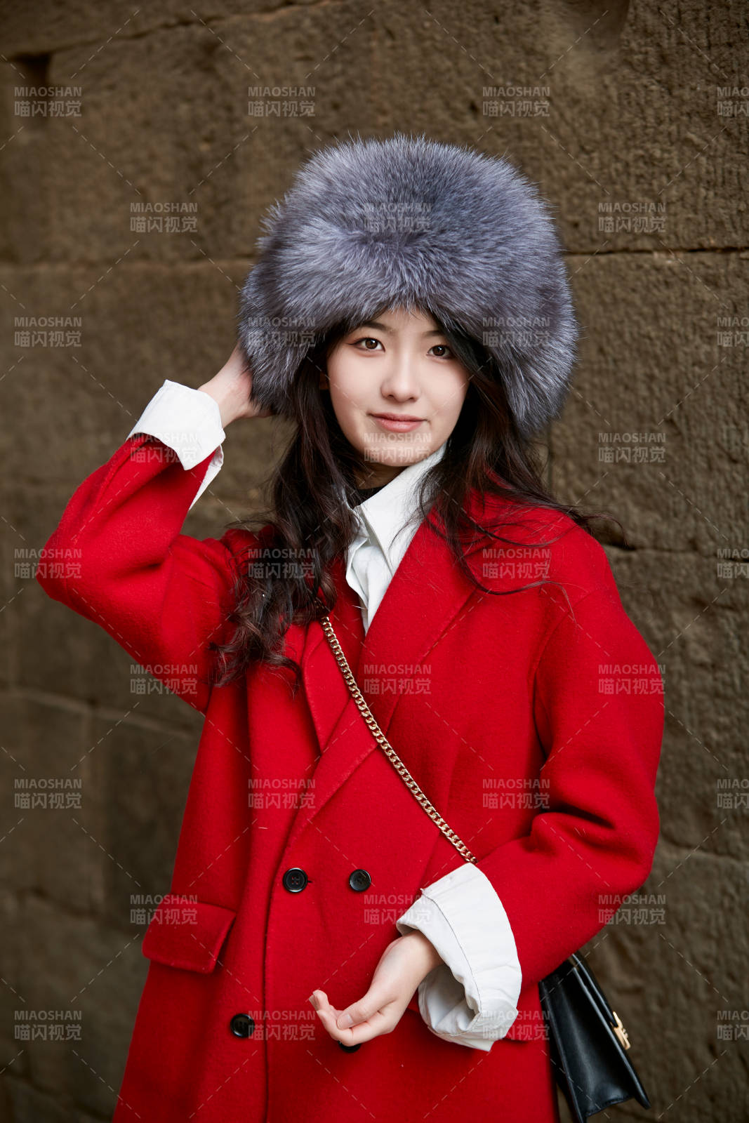 春节在老城古巷穿着喜庆服饰的美丽少女图片