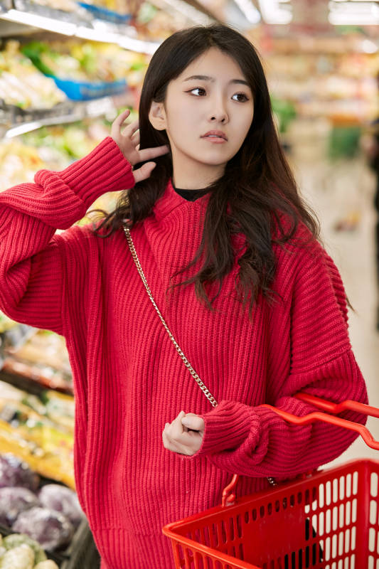 逛超市购物的亚洲美女图片