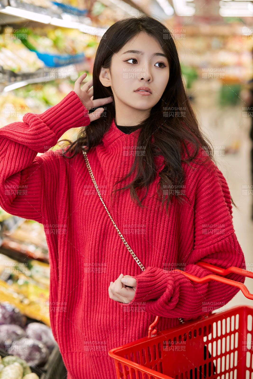 逛超市购物的亚洲美女图片