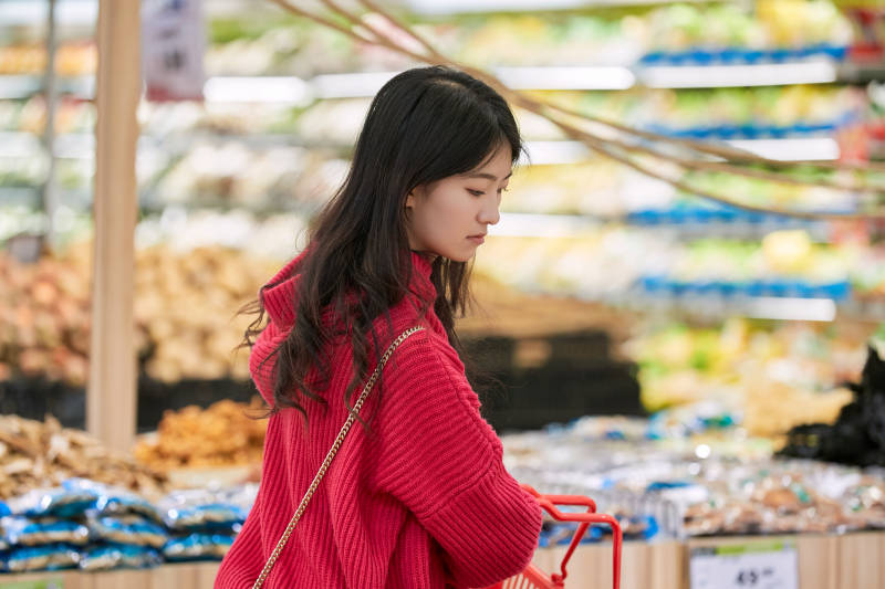 逛超市购物的亚洲美女图片